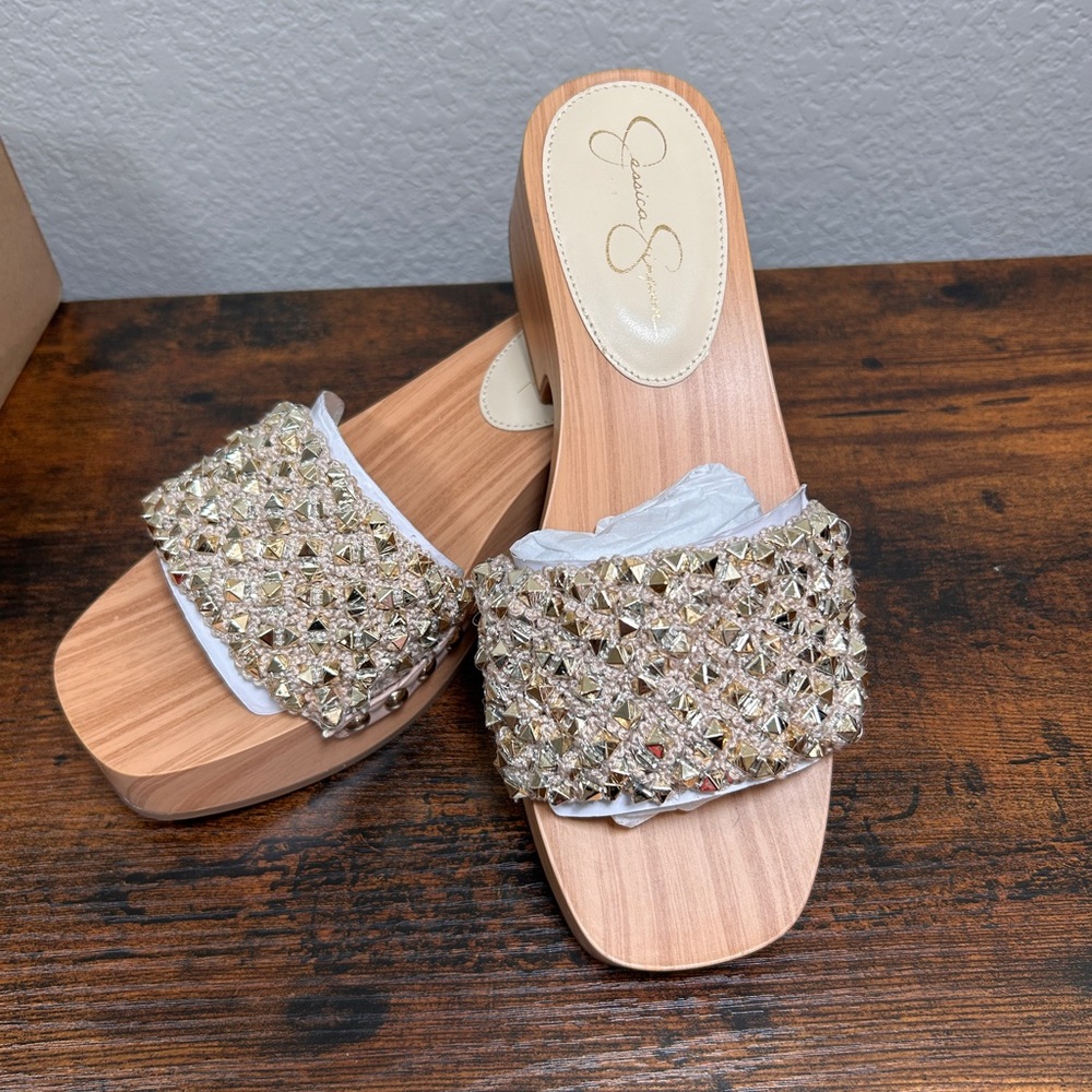 Jessica Simpson Rell platform sandal with a woodgrain platform and a studded